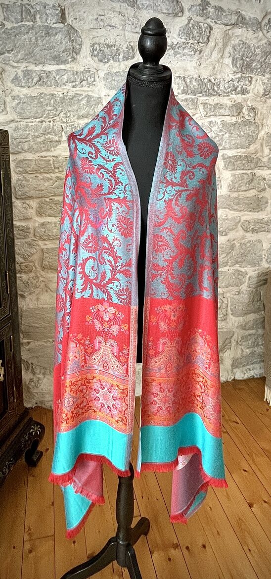 Türkiissinine ja punane lilleline sall