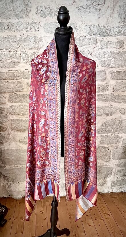 Karmiinpunane Õite Sall