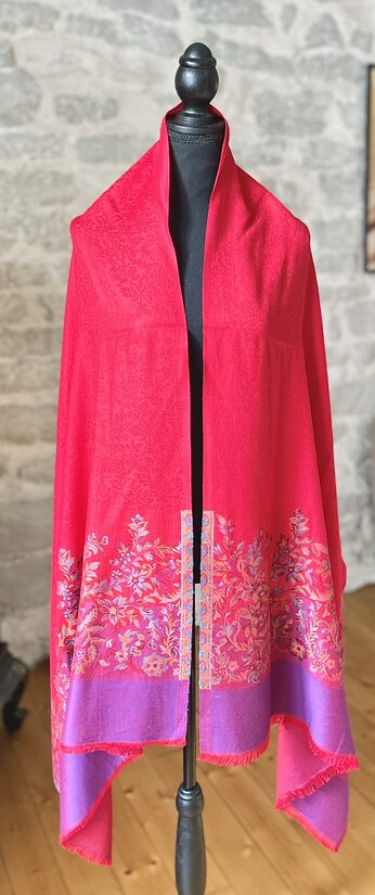 Punane Lilledega Sall