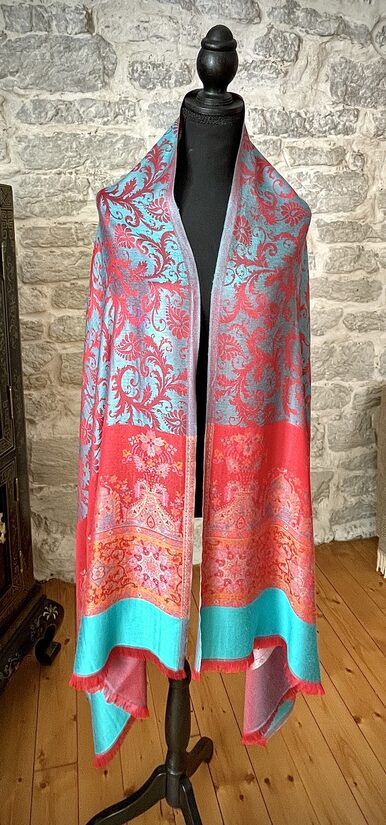 Türkiissinine ja punane lilleline sall